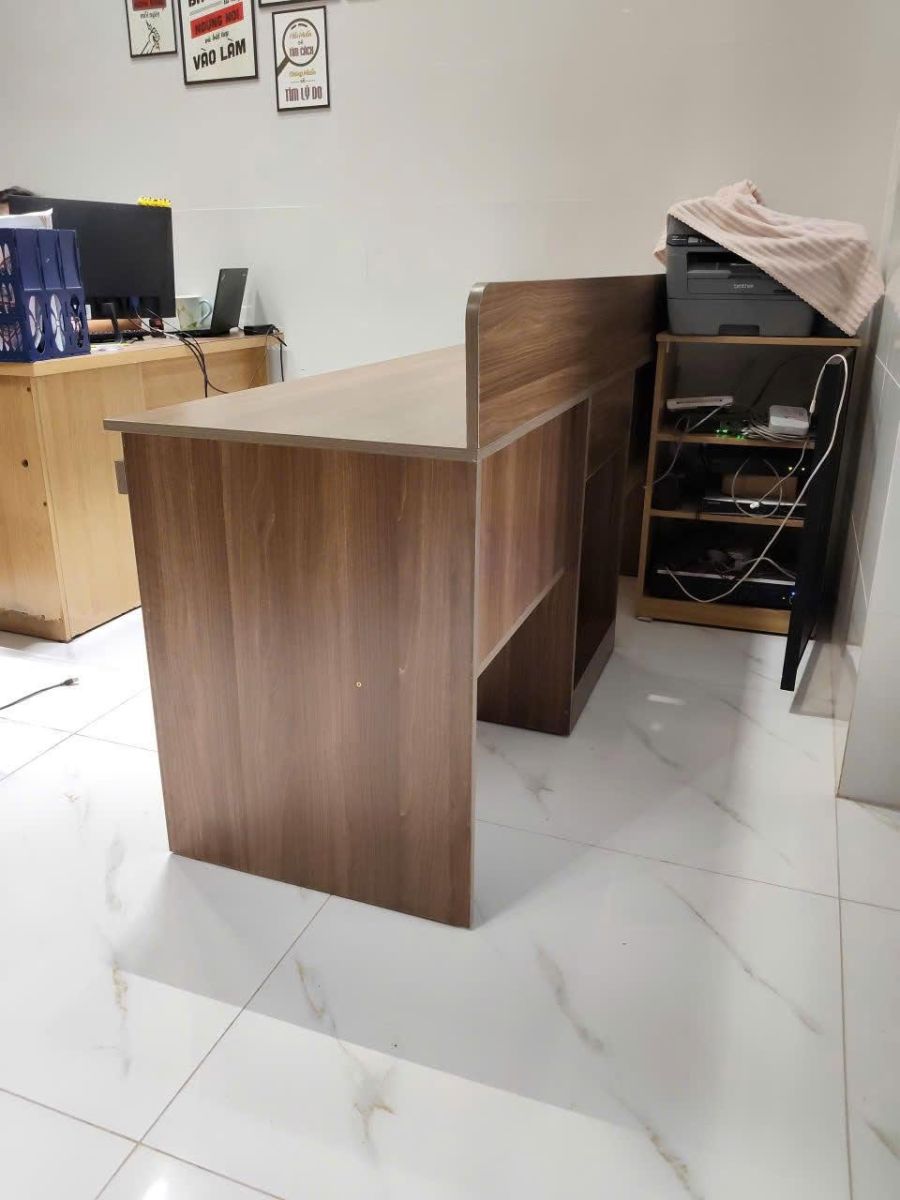# XƯỞNG DECOR TÂY NINH – THIẾT KẾ, SẢN XUẤT VÀ THI CÔNG DECOR THEO YÊU CẦU  Bạn đang tìm kiếm **xưởng decor Tây Ninh** chuyên thiết kế, sản xuất và thi công các hạng mục trang trí nội thất theo yêu cầu? Bạn muốn biến nhà ở, cửa hàng, showroom, văn phòng, quán cà phê hoặc không gian kinh doanh trở nên đẹp mắt, ấn tượng và có phong cách riêng?  **CÔNG TY TNHH CƠ NHIỆT LẠNH NHẬT MINH** là đơn vị có xưởng sản xuất tại khu vực Trảng Bàng, Tây Ninh, đáp ứng nhu cầu gia công và hoàn thiện các hạng mục nội thất, decor theo yêu cầu của khách hàng.  Với định hướng cung cấp giải pháp trực tiếp từ xưởng, Nhật Minh giúp khách hàng chủ động hơn trong việc lựa chọn kiểu dáng, kích thước, vật liệu, màu sắc và phong cách trang trí. Từ những không gian nhỏ cần tạo điểm nhấn cho đến các công trình cần thực hiện đồng bộ, Nhật Minh luôn hướng đến phương án phù hợp với nhu cầu thực tế và ngân sách của khách hàng.  ---  ## XƯỞNG DECOR TÂY NINH NHẬT MINH LÀ GÌ?  Decor là quá trình bố trí, trang trí và hoàn thiện không gian nhằm tạo nên sự hài hòa về thẩm mỹ, công năng và phong cách. Một không gian được decor tốt không chỉ đẹp mà còn thể hiện được cá tính, thương hiệu và mục đích sử dụng.  **Xưởng decor Tây Ninh Nhật Minh** hướng đến việc cung cấp các giải pháp decor theo nhu cầu thực tế của khách hàng.  Thay vì chỉ sử dụng những sản phẩm có sẵn trên thị trường, khách hàng có thể đặt gia công theo kích thước và ý tưởng riêng. Điều này đặc biệt phù hợp với những công trình có diện tích đặc thù hoặc cần tạo dấu ấn riêng.  Nhật Minh tiếp nhận nhu cầu decor cho nhiều loại không gian như:  * Nhà ở, nhà phố. * Phòng khách. * Phòng ngủ. * Phòng làm việc. * Văn phòng công ty. * Cửa hàng. * Showroom. * Quán cà phê. * Không gian kinh doanh. * Các công trình cần trang trí nội thất theo yêu cầu.  ---  # TẠI SAO NÊN CHỌN XƯỞNG DECOR TẠI TÂY NINH?  Hiện nay, nhu cầu trang trí và cải tạo không gian tại Tây Ninh ngày càng được quan tâm. Một không gian đẹp không chỉ giúp nâng cao trải nghiệm mà còn tạo ấn tượng với khách hàng, đối tác và người sử dụng.  Lựa chọn một **xưởng decor tại Tây Ninh** có khả năng sản xuất trực tiếp mang lại nhiều lợi ích.  ### 1. Chủ động trong sản xuất  Khi làm việc trực tiếp với xưởng, khách hàng có thể trao đổi cụ thể về ý tưởng, kích thước, vật liệu và màu sắc. Những yêu cầu riêng có thể được điều chỉnh phù hợp với từng công trình.  ### 2. Decor theo kích thước thực tế  Không gian mỗi công trình khác nhau. Một sản phẩm có kích thước cố định đôi khi không thể tận dụng tốt diện tích.  Đặt sản phẩm tại **xưởng decor Tây Ninh** giúp khách hàng có thêm lựa chọn về kích thước, từ đó tối ưu không gian sử dụng.  ### 3. Dễ kiểm soát chi phí  Khách hàng có thể trao đổi trực tiếp với đơn vị sản xuất để lựa chọn phương án phù hợp với mức đầu tư. Việc cân đối giữa thiết kế, vật liệu và số lượng hạng mục giúp hạn chế những khoản chi không cần thiết.  ### 4. Linh hoạt về mẫu mã  Decor không nhất thiết phải theo một phong cách cố định. Tùy vào nhu cầu, khách hàng có thể lựa chọn phong cách hiện đại, tối giản, sang trọng, trẻ trung hoặc mang dấu ấn riêng của thương hiệu.  ### 5. Thuận tiện cho khách hàng tại Tây Ninh  Với xưởng sản xuất đặt tại Trảng Bàng, Nhật Minh có điều kiện thuận tiện hơn trong việc tiếp nhận đơn hàng và triển khai các hạng mục cho khách hàng tại Tây Ninh và khu vực lân cận.  ---  # XƯỞNG DECOR TÂY NINH NHẬN LÀM NHỮNG HẠNG MỤC NÀO?  Tùy theo nhu cầu của từng công trình, các hạng mục decor có thể được thiết kế và sản xuất theo kích thước thực tế.  ## Decor nhà ở  Một căn nhà đẹp không chỉ nằm ở kiến trúc mà còn phụ thuộc rất nhiều vào cách bố trí nội thất.  Nhật Minh có thể tư vấn các giải pháp decor giúp không gian phòng khách, phòng ngủ, phòng bếp và các khu vực sinh hoạt trở nên hài hòa hơn.  Việc sản xuất theo kích thước giúp tận dụng tốt những khu vực có diện tích hạn chế, đồng thời tạo sự thống nhất giữa các hạng mục.  ## Decor phòng khách  Phòng khách thường là khu vực được chú trọng nhất trong ngôi nhà. Một số điểm nhấn decor phù hợp có thể giúp không gian trở nên sang trọng, hiện đại và có chiều sâu hơn.  Tùy phong cách căn nhà, khách hàng có thể lựa chọn cách trang trí đơn giản hoặc tạo điểm nhấn nổi bật.  ## Decor phòng ngủ  Phòng ngủ cần sự thoải mái và riêng tư. Decor phòng ngủ nên tập trung vào sự hài hòa, gọn gàng và phù hợp với sở thích của người sử dụng.  Các hạng mục được sản xuất theo yêu cầu có thể giúp tận dụng tối đa diện tích và tăng khả năng lưu trữ.  ## Decor văn phòng  Một văn phòng được thiết kế đẹp sẽ góp phần tạo môi trường làm việc chuyên nghiệp. Đồng thời, không gian văn phòng cũng là một phần hình ảnh của doanh nghiệp khi tiếp đón khách hàng và đối tác.  Nhật Minh có thể tư vấn phương án decor phù hợp với diện tích, ngành nghề và hình ảnh thương hiệu.  ## Decor cửa hàng  Đối với cửa hàng, yếu tố decor có ảnh hưởng lớn đến trải nghiệm khách hàng. Không gian được bố trí hợp lý sẽ giúp sản phẩm nổi bật hơn và tạo cảm giác chuyên nghiệp.  Đây là lý do nhiều chủ cửa hàng lựa chọn **xưởng decor Tây Ninh** để sản xuất các hạng mục theo đúng diện tích thực tế.  ## Decor showroom  Showroom cần tạo được sự thống nhất giữa sản phẩm trưng bày và phong cách không gian. Các hạng mục decor cần được tính toán để vừa đẹp vừa không làm ảnh hưởng đến khả năng trưng bày.  Nhật Minh có thể đồng hành cùng khách hàng trong việc lựa chọn phương án phù hợp.  ---  # THIẾT KẾ DECOR TÂY NINH THEO PHONG CÁCH RIÊNG  Mỗi người có một gu thẩm mỹ khác nhau. Do đó, việc decor không nên chỉ dựa trên những mẫu có sẵn mà cần cân nhắc đến phong cách tổng thể của công trình.  Một số phong cách thường được khách hàng lựa chọn gồm:  ### Phong cách hiện đại  Đặc trưng bởi đường nét đơn giản, bố cục gọn gàng và ưu tiên công năng. Phù hợp với nhà phố, căn hộ, văn phòng và cửa hàng.  ### Phong cách tối giản  Tập trung vào những chi tiết cần thiết, hạn chế sự rườm rà và tạo cảm giác không gian rộng rãi.  ### Phong cách sang trọng  Chú trọng sự cân đối giữa màu sắc, vật liệu và các chi tiết trang trí để tạo cảm giác cao cấp.  ### Phong cách trẻ trung  Phù hợp với cửa hàng, studio, quán cà phê và những không gian hướng đến khách hàng trẻ.  ### Decor theo nhận diện thương hiệu  Đối với doanh nghiệp, cửa hàng và showroom, decor có thể được xây dựng dựa trên màu sắc và hình ảnh nhận diện thương hiệu để tạo sự đồng nhất.  ---  # QUY TRÌNH LÀM DECOR TẠI XƯỞNG NHẬT MINH  Một quy trình rõ ràng giúp khách hàng dễ dàng theo dõi công việc và hạn chế những vấn đề phát sinh trong quá trình thực hiện.  ## Bước 1: Tiếp nhận yêu cầu  Khách hàng liên hệ với Nhật Minh và cung cấp thông tin về không gian, nhu cầu decor, kích thước và ngân sách dự kiến.  ## Bước 2: Tư vấn phương án  Đội ngũ tư vấn trao đổi với khách hàng về phong cách, công năng, vật liệu và các hạng mục cần thực hiện.  ## Bước 3: Khảo sát thực tế  Đối với các công trình cần thi công, việc khảo sát và đo đạc thực tế giúp xác định kích thước chính xác.  ## Bước 4: Thống nhất phương án  Hai bên thống nhất về mẫu mã, kích thước, màu sắc, vật liệu và các yêu cầu liên quan trước khi sản xuất.  ## Bước 5: Gia công tại xưởng  Các hạng mục được đưa vào sản xuất tại **xưởng decor Trảng Bàng, Tây Ninh** theo phương án đã thống nhất.  ## Bước 6: Kiểm tra và hoàn thiện  Sản phẩm được kiểm tra trước khi giao đến công trình.  ## Bước 7: Giao hàng và lắp đặt  Sau khi hoàn thiện, sản phẩm được vận chuyển và lắp đặt theo kế hoạch đã trao đổi với khách hàng.  ---  # XƯỞNG DECOR TRẢNG BÀNG TÂY NINH – NHẬT MINH  **CÔNG TY TNHH CƠ NHIỆT LẠNH NHẬT MINH** có xưởng sản xuất tại:  **Khu Phố Hoà Hưng, Phường Trảng Bàng, Tây Ninh.**  Đây là nơi Nhật Minh triển khai hoạt động sản xuất và gia công theo nhu cầu của khách hàng.  Bên cạnh xưởng sản xuất, công ty có văn phòng tại:  **Số 2077, Khu Phố An Thới, Phường An Tịnh, Tây Ninh.**  Việc có địa chỉ văn phòng và xưởng sản xuất giúp khách hàng thuận tiện hơn khi cần trao đổi, tư vấn và triển khai các đơn hàng decor.  Nếu bạn đang tìm **xưởng decor Trảng Bàng** hoặc **xưởng decor Tây Ninh** để thực hiện các hạng mục nội thất theo yêu cầu, có thể liên hệ trực tiếp với Nhật Minh để được tư vấn.  ---  # XƯỞNG DECOR TÂY NINH – GIẢI PHÁP CHO KHÔNG GIAN ĐẸP VÀ THỰC TẾ  Một không gian decor đẹp không nhất thiết phải có quá nhiều chi tiết. Điều quan trọng là các hạng mục được bố trí phù hợp với diện tích, mục đích sử dụng và phong cách tổng thể.  Nhật Minh hướng đến các giải pháp decor có tính ứng dụng thực tế, dễ sử dụng và phù hợp với nhu cầu của từng khách hàng.  Đối với nhà ở, yếu tố tiện nghi và thoải mái được ưu tiên.  Đối với cửa hàng và showroom, yếu tố nhận diện và trải nghiệm khách hàng được chú trọng.  Đối với văn phòng, sự chuyên nghiệp và công năng là những yếu tố quan trọng.  Vì vậy, mỗi công trình cần một phương án decor riêng thay vì áp dụng máy móc một mẫu thiết kế.  ---  # ĐẶT DECOR THEO YÊU CẦU TẠI TÂY NINH  Nếu bạn đã có mẫu decor yêu thích, hình ảnh tham khảo hoặc ý tưởng riêng, có thể gửi cho Nhật Minh để trao đổi.  Khách hàng có thể cung cấp:  * Hình ảnh mẫu mong muốn. * Kích thước khu vực cần decor. * Hình ảnh hiện trạng không gian. * Màu sắc yêu thích. * Phong cách mong muốn. * Số lượng sản phẩm cần thực hiện. * Ngân sách dự kiến.  Từ những thông tin này, Nhật Minh có thể tư vấn phương án phù hợp hơn với nhu cầu thực tế.  Đây cũng là ưu điểm của việc lựa chọn **xưởng decor Tây Ninh** thay vì chỉ mua những sản phẩm trang trí có sẵn.  ---  # NHẬT MINH – ĐỊA CHỈ XƯỞNG DECOR TẠI TÂY NINH ĐÁNG THAM KHẢO  Trong quá trình hoàn thiện không gian, lựa chọn đúng đơn vị sản xuất đóng vai trò quan trọng. Một xưởng có khả năng tiếp nhận yêu cầu riêng sẽ giúp khách hàng linh hoạt hơn về thiết kế, kích thước và ngân sách.  **CÔNG TY TNHH CƠ NHIỆT LẠNH NHẬT MINH** hướng đến việc trở thành đơn vị đồng hành cùng khách hàng trong các nhu cầu về nội thất và decor tại Tây Ninh.  Với xưởng sản xuất tại Trảng Bàng, Nhật Minh thuận tiện tiếp nhận các đơn hàng sản xuất theo yêu cầu và triển khai các hạng mục phù hợp với từng công trình.  Nếu bạn đang tìm kiếm **xưởng decor Tây Ninh**, **xưởng decor tại Trảng Bàng**, **xưởng trang trí nội thất Tây Ninh** hoặc cần tư vấn giải pháp decor cho nhà ở, cửa hàng, showroom, văn phòng, hãy liên hệ Nhật Minh.  ---  # THÔNG TIN LIÊN HỆ XƯỞNG DECOR TÂY NINH NHẬT MINH  **CÔNG TY TNHH CƠ NHIỆT LẠNH NHẬT MINH**  **Hotline:** 0939 228 369 – 0976 445 422 0383 936 899 – 0329 062 264  **Website:** cokhinoithatnhatminh.com  **Gmail:** [nhatminh1644@gmail.com](mailto:nhatminh1644@gmail.com)  **Văn phòng:** Số 2077, Khu Phố An Thới, Phường An Tịnh, Tây Ninh.  **Xưởng sản xuất:** Khu Phố Hoà Hưng, Phường Trảng Bàng, Tây Ninh.  ### LIÊN HỆ NGAY ĐỂ ĐƯỢC TƯ VẤN  Bạn đang có ý tưởng decor cho nhà ở, cửa hàng, showroom, văn phòng hoặc một công trình kinh doanh tại Tây Ninh?  Hãy liên hệ **CÔNG TY TNHH CƠ NHIỆT LẠNH NHẬT MINH** để trao đổi nhu cầu và tìm phương án phù hợp.  **Xưởng decor Tây Ninh Nhật Minh – đồng hành cùng khách hàng kiến tạo những không gian đẹp, tiện nghi và mang dấu ấn riêng.**  **Trân trọng cảm ơn Quý khách hàng đã tin tưởng và đồng hành cùng Nhật Minh!**